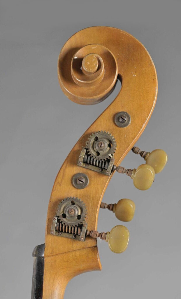 Gustave Villaume, contrebasse faite en 1947. Instrument mis en vente par Vichy Enchères le 5 décembre 2013. © Vichy Enchères/C. Darbelet