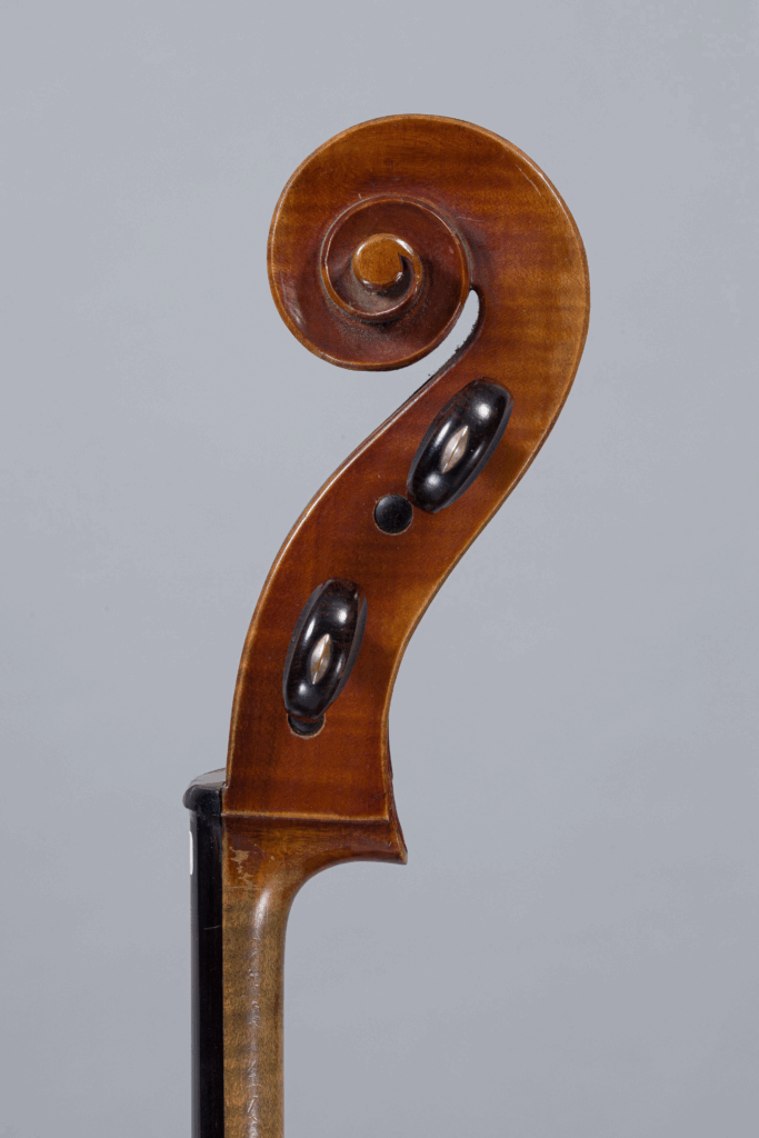 Gustave Villaume, violoncelle fait en 1935 . Instrument mis en vente par Vichy Enchères le 2 juin 2022 - record mondial. © Vichy Enchères/C. Darbelet