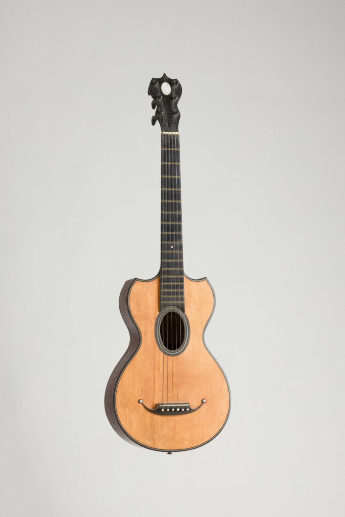 Guitare à cornes portant étiquette C. JACQUOT à Nancy. Instrument mis en vente par Vichy Enchères le 15 novembre 2025. Fonds d'atelier Gustave VIILLAUME. © Vichy Enchères/C. Darbelet