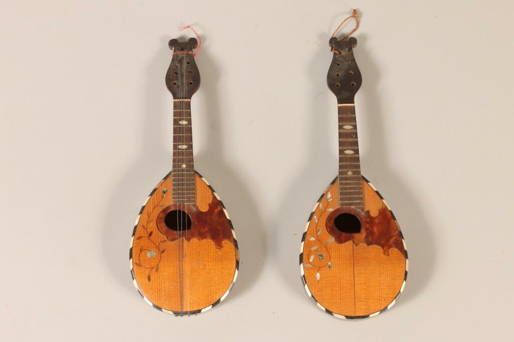 Lot de deux mandolines plates miniatures. Fonds d'atelier Gustave VILLAUME. Instruments mis en vente par Vichy Enchères le 14 novembre 2025. © Vichy Enchères/C. Darbelet