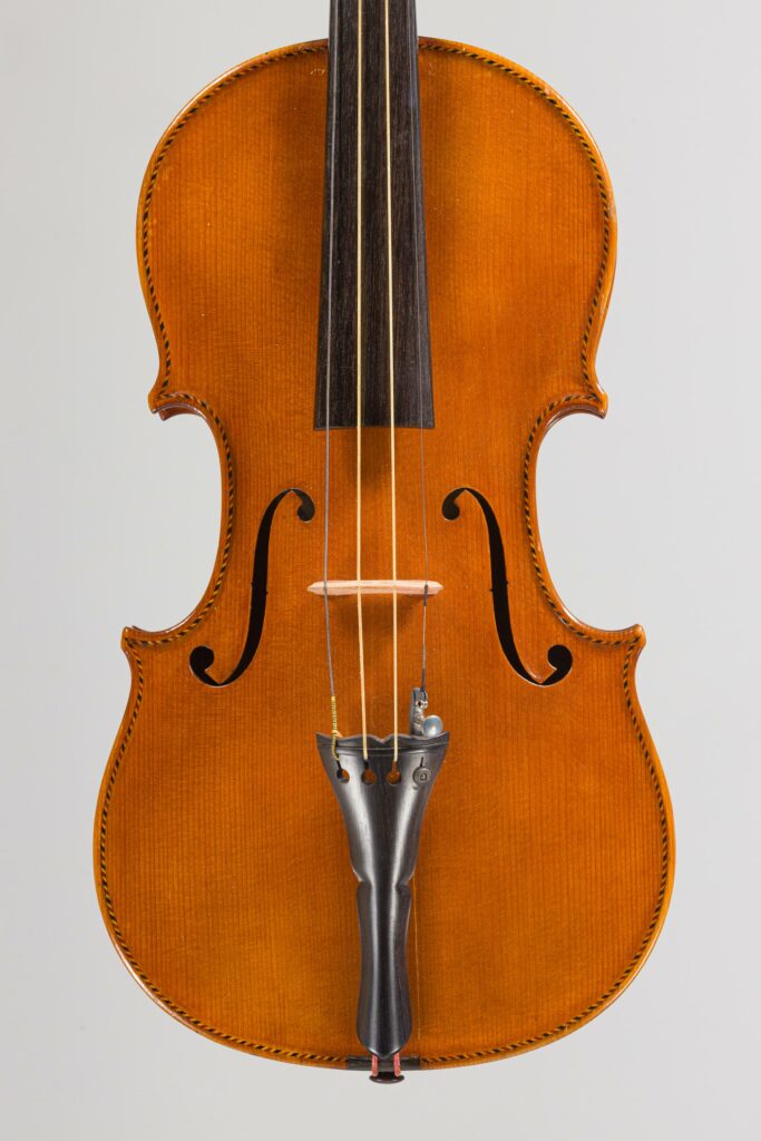 Violon de Gustave VUILLAUME, fait à Nancy en 1925, numéroté 18 avec tête sculptée de sa femme Berthe Mallagnacq.
Fonds d'atelier Gustave VILLAUME.
Instrument mis en vente par Vichy Enchères le 3 décembre 2025.
© Vichy Enchères/C. Darbelet