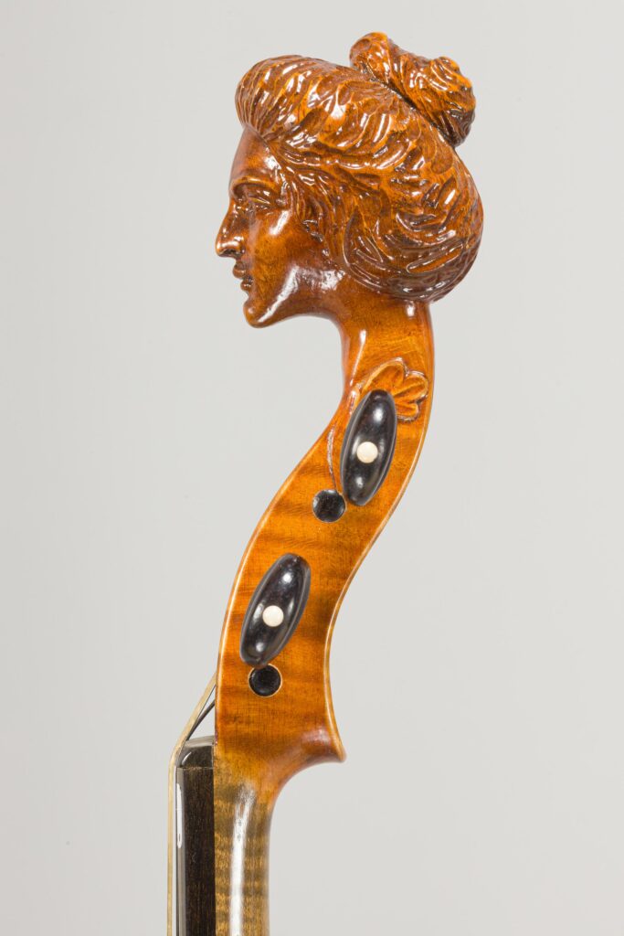 Violon de Gustave VUILLAUME, fait à Nancy en 1925, numéroté 18 avec tête sculptée de sa femme Berthe Mallagnacq.
Fonds d'atelier Gustave VILLAUME.
Instrument mis en vente par Vichy Enchères le 3 décembre 2025.
© Vichy Enchères/C. Darbelet