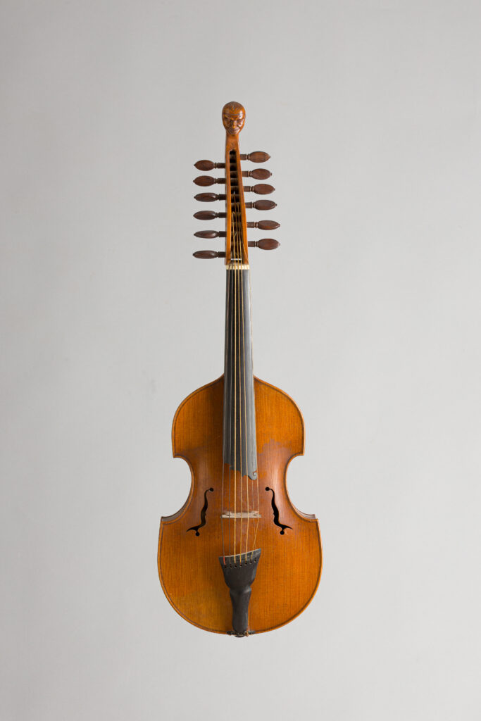 Viole d'amour à tête sculptée d'homme souriant, de Gustave VILLAUME, faite à Nancy en 1926. Fonds d'atelier Gustave VILLAUME. Instrument mis en vente par Vichy Enchères le 15 novembre 2025. © Vichy Enchères/C. Darbelet