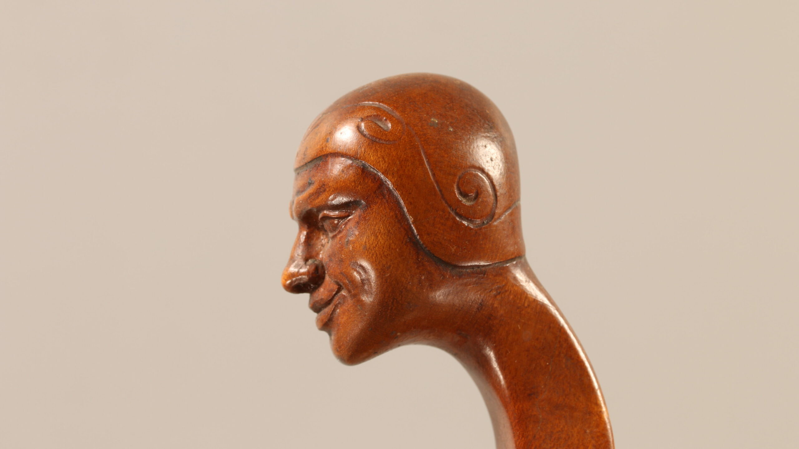 Viole d'amour à tête sculptée d'homme souriant, de Gustave VILLAUME, faite à Nancy en 1926. Fonds d'atelier Gustave VILLAUME. Instrument mis en vente par Vichy Enchères le 15 novembre 2025. © Vichy Enchères/C. Darbelet