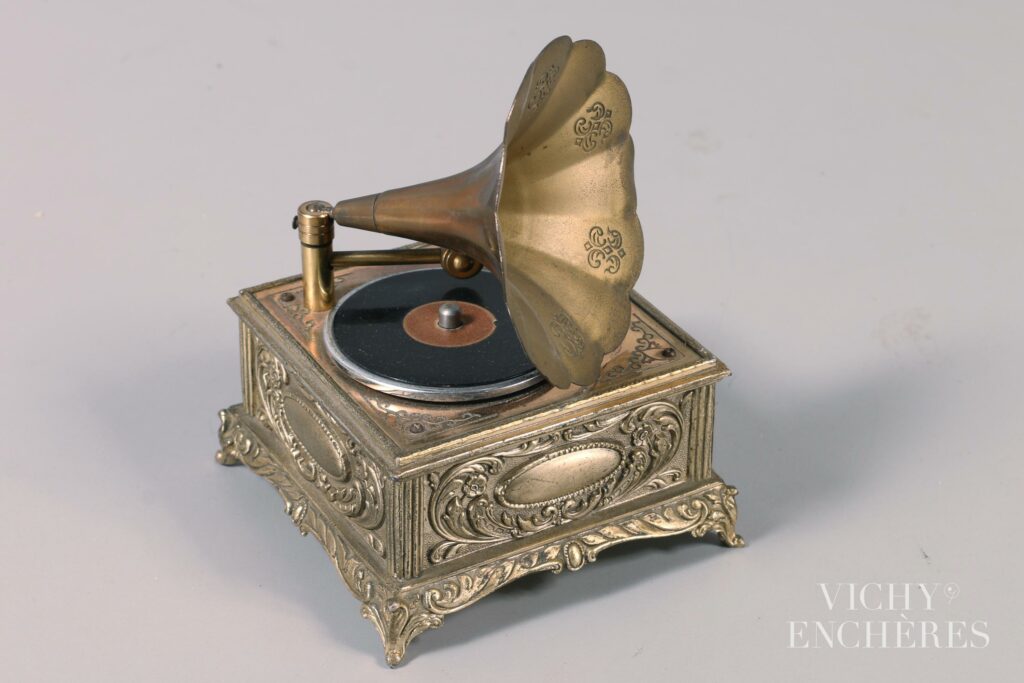 Boîte à musique représentant un phonographe.