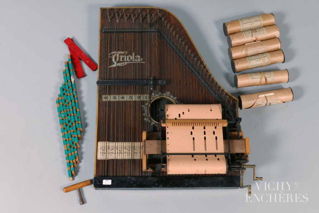 Cithare mécanique à rouleau, de marque Triola.