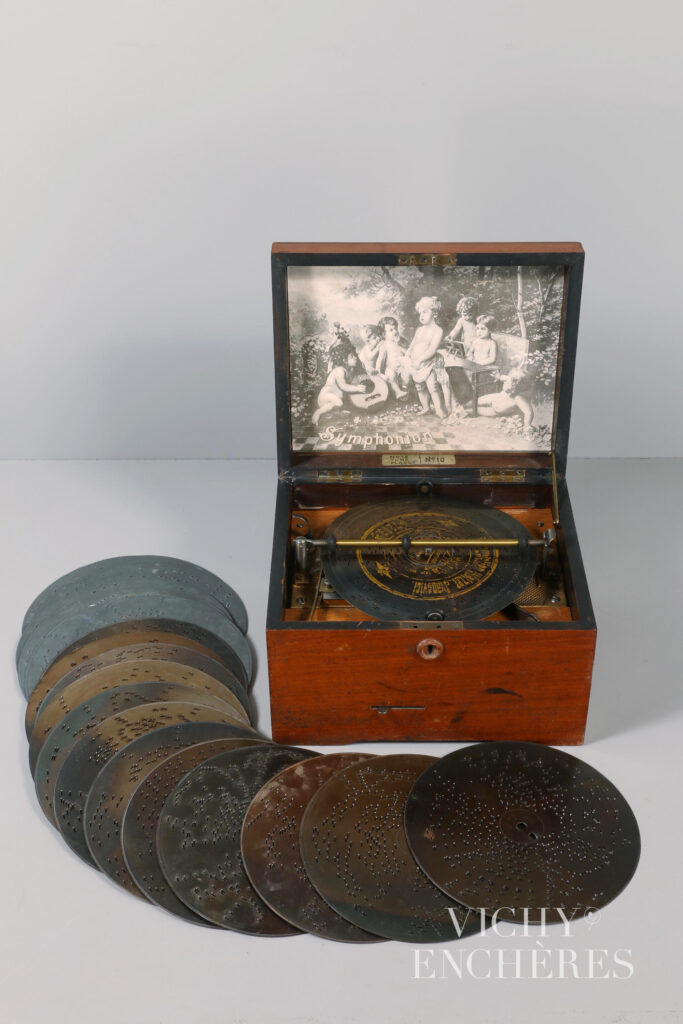 Symphonion en coffret de bois marqueté à disque métallique perforé.