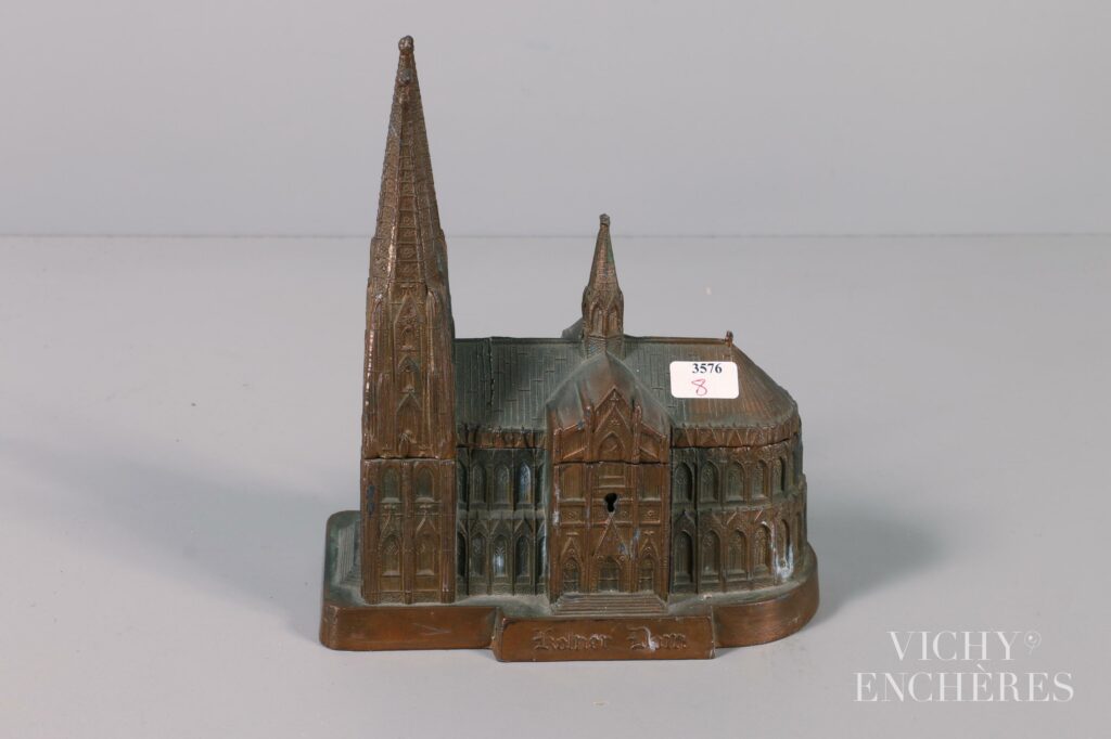 Boîte à musique servant de boite à bijoux, en bronze, représentant la cathédrale de Cologne.