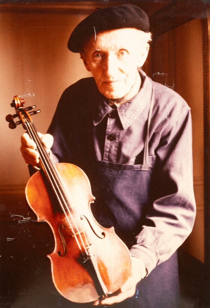 Portrait de Gustave VILLAUME présentant son violon dédié à sa femme Berthe MALLAGNACQ. Fonds d'atelier Gustave VILLAUME. Photographie mise en vente le 1er décembre 2025. © Vichy Enchères/C. Darbelet