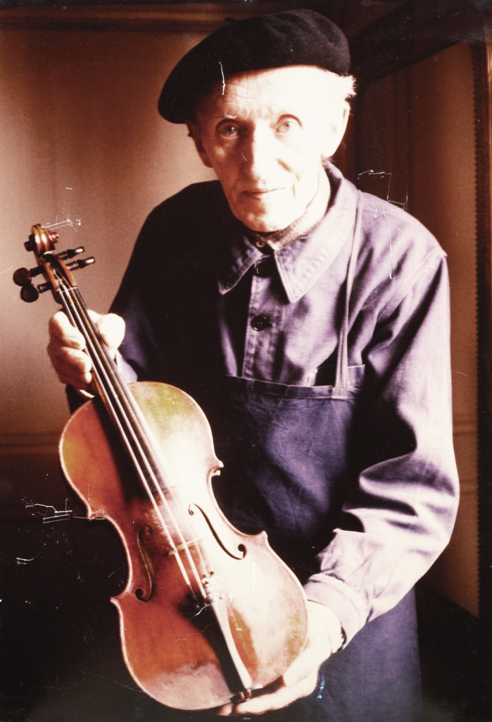 Portrait de Gustave VILLAUME présentant son violon dédié à sa femme Berthe MALLAGNACQ.
Fonds d'atelier Gustave VILLAUME.
Photographie mise en vente le 1er décembre 2025.
© Vichy Enchères/C. Darbelet