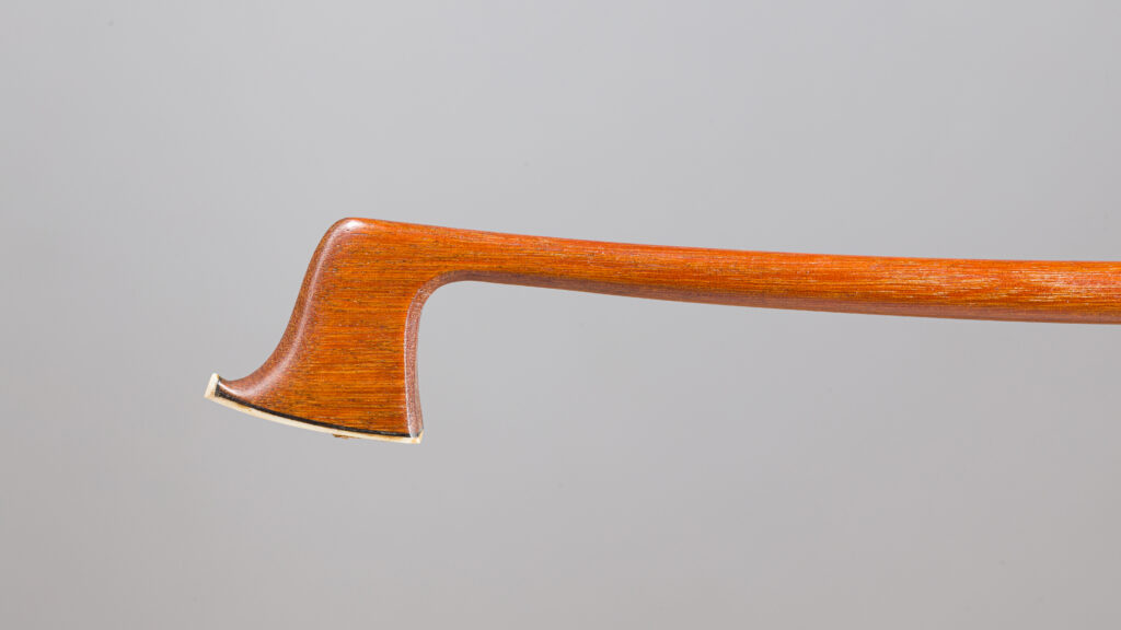 Archet de violon de Roger LOTTE, signé "Gustave Villaume". Fonds d'atelier Gustave VILLAUME. Instrument mis en vente par Vichy Enchères le 4 décembre 2025. © Vichy Enchères/C. Darbelet
