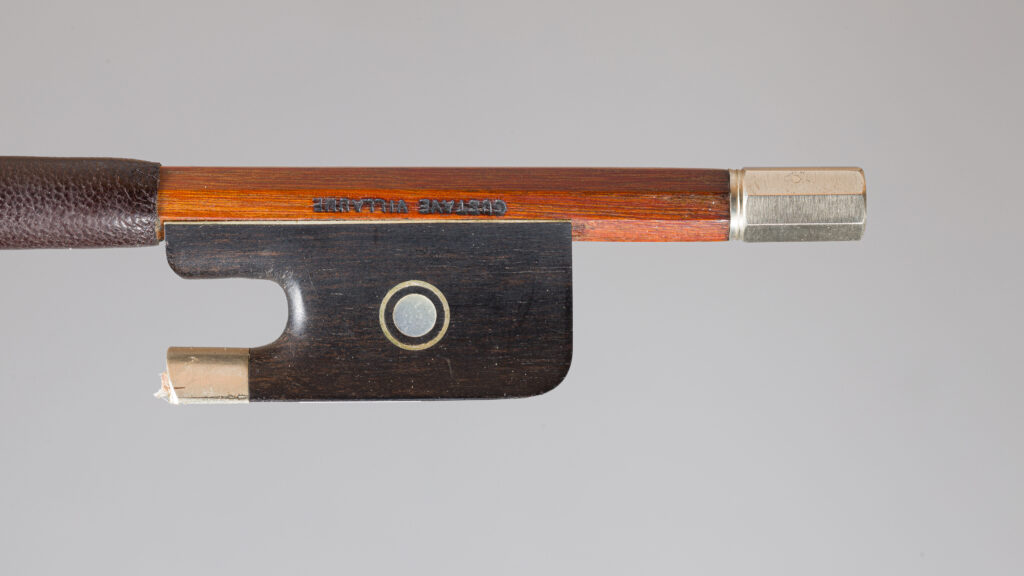Archet de violon de Roger LOTTE, signé "Gustave Villaume". Fonds d'atelier Gustave VILLAUME. Instrument mis en vente par Vichy Enchères le 4 décembre 2025. © Vichy Enchères/C. Darbelet