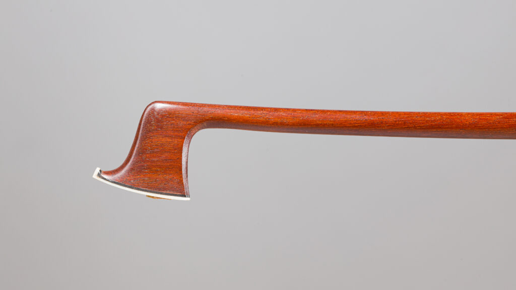 Archet de violon de Marcel LAPIERRE, signé "Gustave Villaume". Fonds d'atelier de Gustave VILLAUME. Instrument mis en vente par Vichy Enchères le 3 décembre 2025. © Vichy Enchères/C. Darbelet