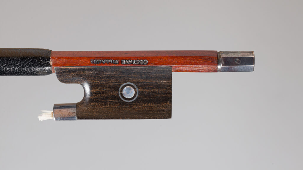 Archet de violon de Marcel LAPIERRE, signé "Gustave Villaume". Fonds d'atelier de Gustave VILLAUME. Instrument mis en vente par Vichy Enchères le 3 décembre 2025. © Vichy Enchères/C. Darbelet