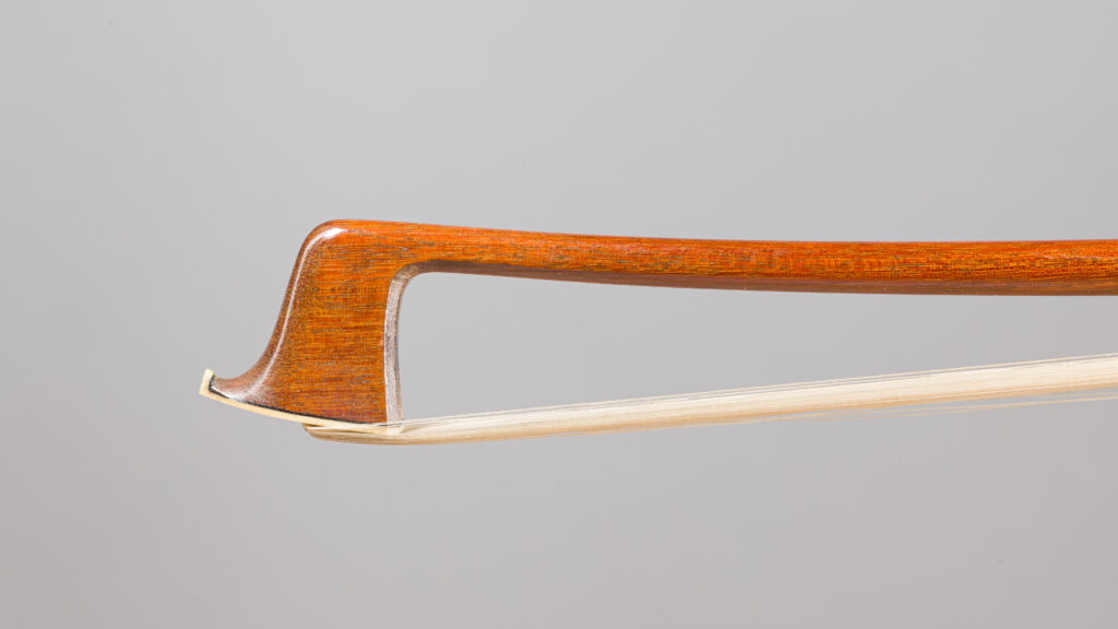 Archet de violon de Emile Auguste OUCHARD, signé "Gustave Villaume", fait en 1930. Instrument mis en vente par Vichy Enchères le 4 décembre 2025. © Vichy Enchères/C. Darbelet
