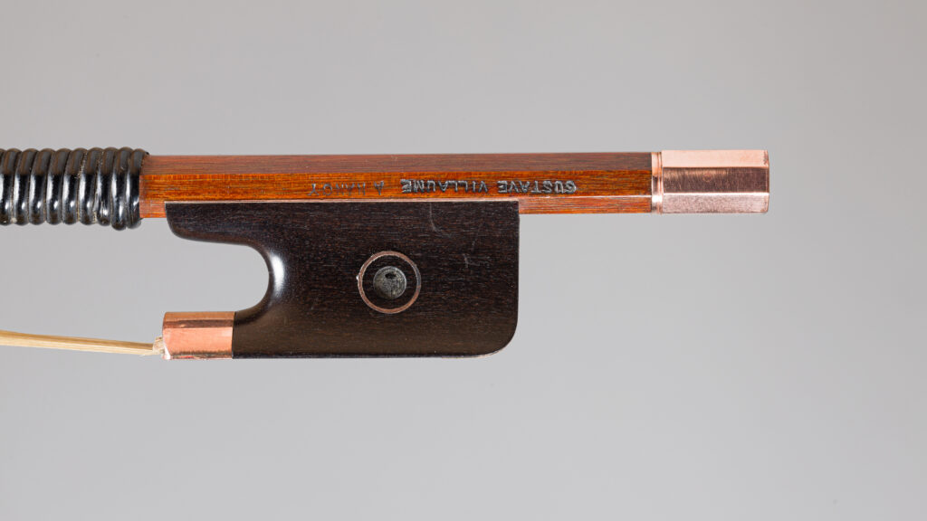 Archet de violon de Emile Auguste OUCHARD, signé "Gustave Villaume", fait en 1930. Instrument mis en vente par Vichy Enchères le 4 décembre 2025. © Vichy Enchères/C. Darbelet