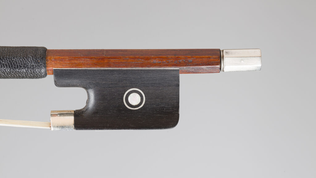 Archet d'alto de Marcel LAPIERRE. Instrument mis en vente le 4 décembre 2025. © Vichy Enchères/C. Darbelet