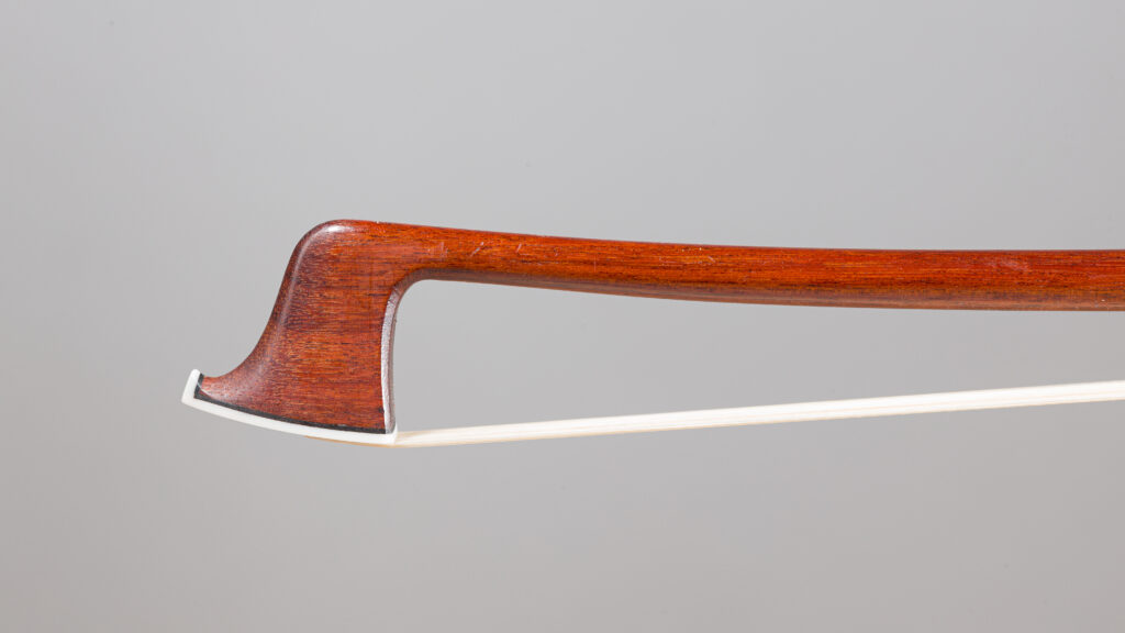 Archet de violon MORIZOT Frères, signé "Charles Bailly". Instrument mis en vente le 4 décembre 2025. © Vichy Enchères/C. Darbelet