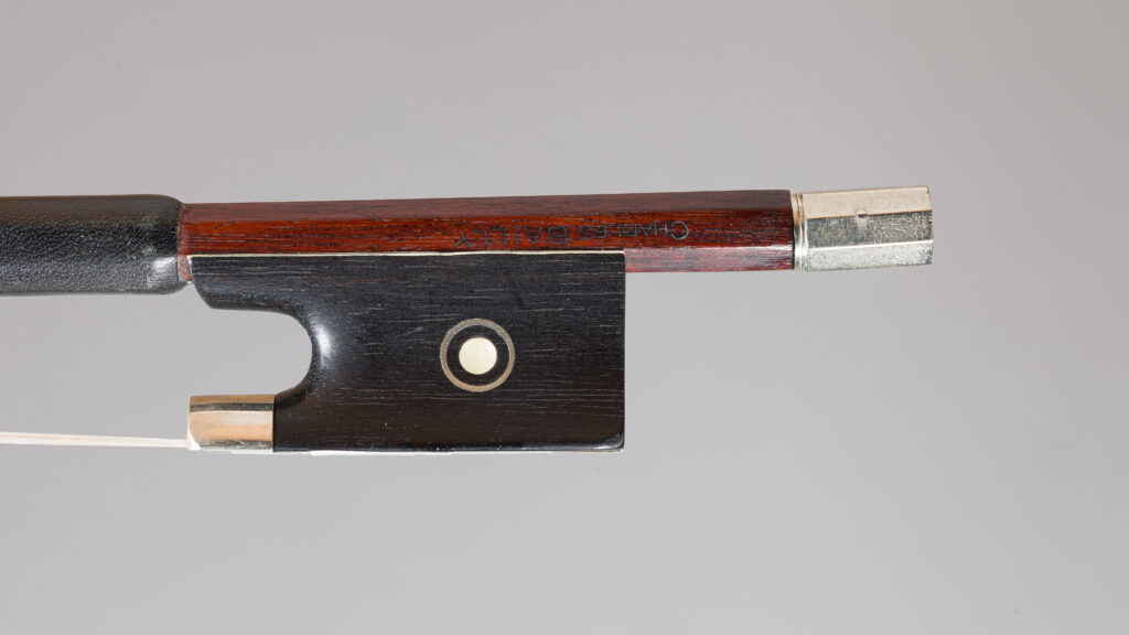 Archet de violon MORIZOT Frères, signé "Charles Bailly". Instrument mis en vente le 4 décembre 2025. © Vichy Enchères/C. Darbelet