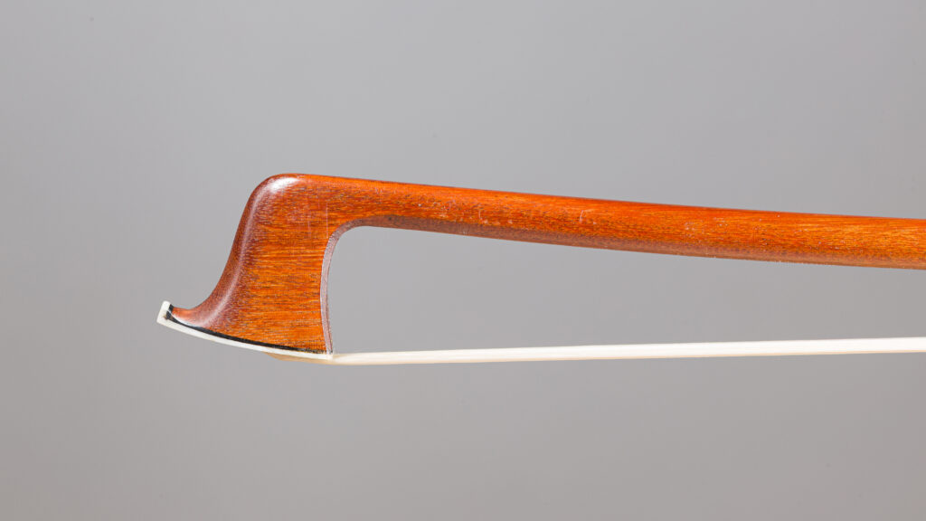 Archet de violon MORIZOT Frères, signé "Perelli". Instrument mis en vente par Vichy Enchères le 4 décembre 2025. © Vichy Enchères/C. Darbelet