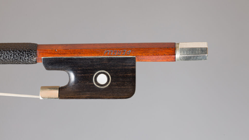 Archet de violon MORIZOT Frères, signé "Perelli". Instrument mis en vente par Vichy Enchères le 4 décembre 2025. © Vichy Enchères/C. Darbelet