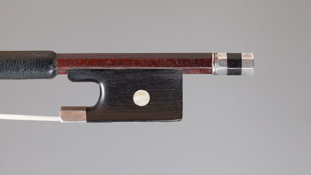 Baguette d'archet de violon de l'école VOIRIN. Instrument mis en vente par Vichy Enchères le 4 décembre 2025. © Vichy Enchères/C. Darbelet