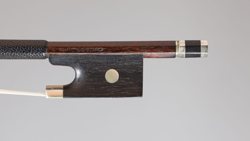 Archet de violon de CUNIOT-HURY, fait vers 1900. Instrument mis en vente par Vichy Enchères le 3 décembre 2025. © Vichy Enchères/C. Darbelet
