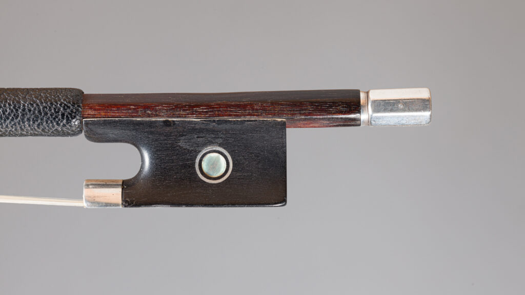Archet de violon de Prosper COLAS, fait vers 1900. Instrument mis en vente par Vichy Enchères le 4 décembre 2025. © Vichy Enchères/C. Darbelet