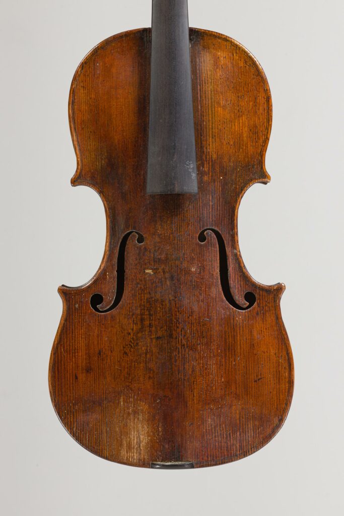 Violon français du XVIIIe, portant étiquette apocryphe TESTORE. Instrument mis en vente par Vichy Enchères le 3 décembre 2025. © Vichy Enchères/C. Darbelet