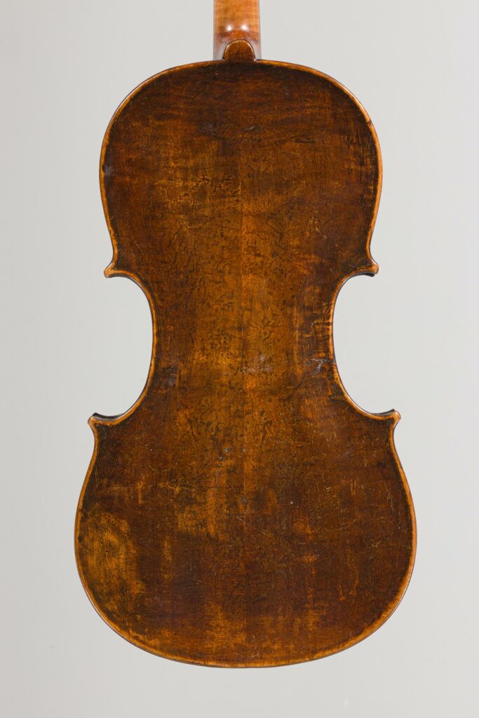 Violon français du XVIIIe, portant étiquette apocryphe TESTORE. Instrument mis en vente par Vichy Enchères le 3 décembre 2025. © Vichy Enchères/C. Darbelet