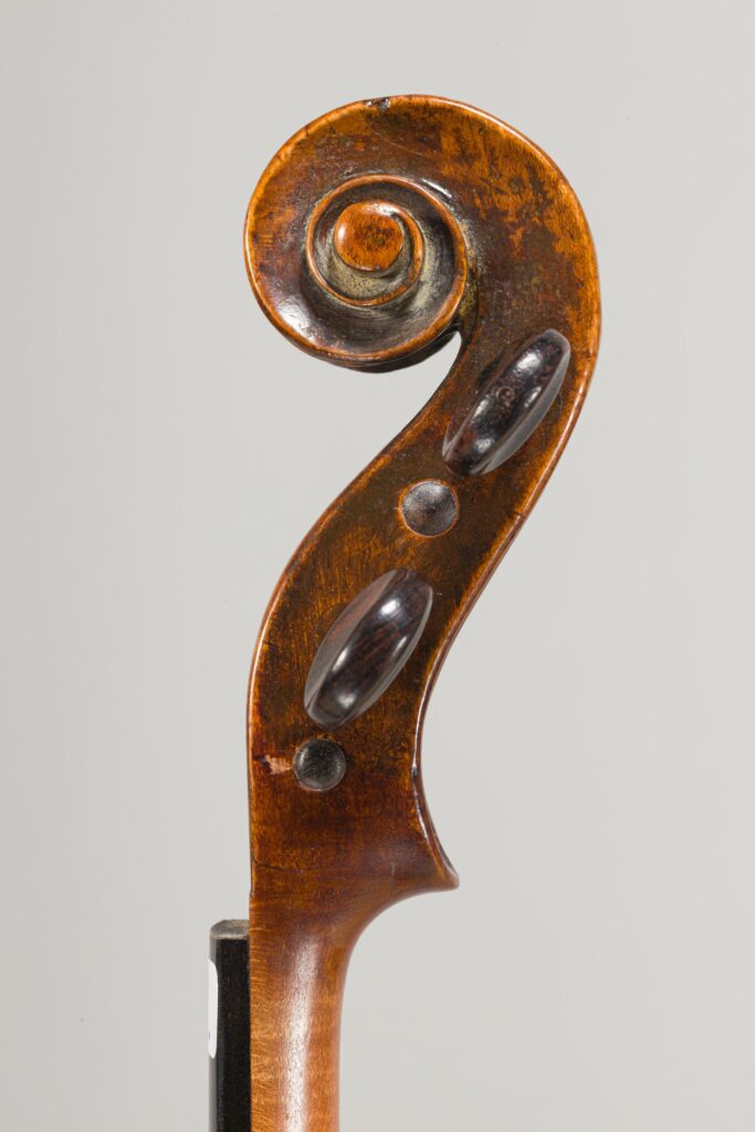 Violon français du XVIIIe, portant étiquette apocryphe TESTORE. Instrument mis en vente par Vichy Enchères le 3 décembre 2025. © Vichy Enchères/C. Darbelet