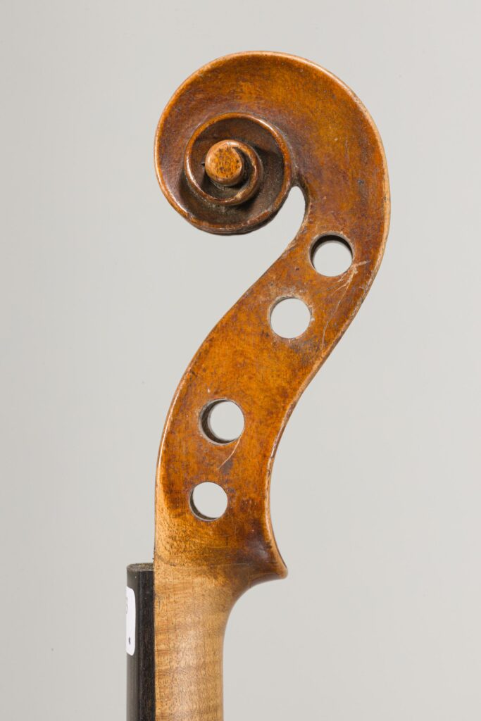 Violon Allemand XVIe, portant étiquette apocryphe Stainer. Fonds d'atelier Gustave VILLAUME. Instrument mis en vente par VIchy Enchères le 3 décembre 2025. © Vichy Enchères/C. Darbelet