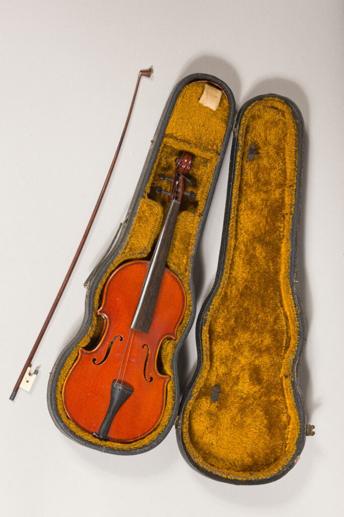 Violon miniature de Gustave VILLAUME, portant étiquette E.V. dans son étui, avec archet.