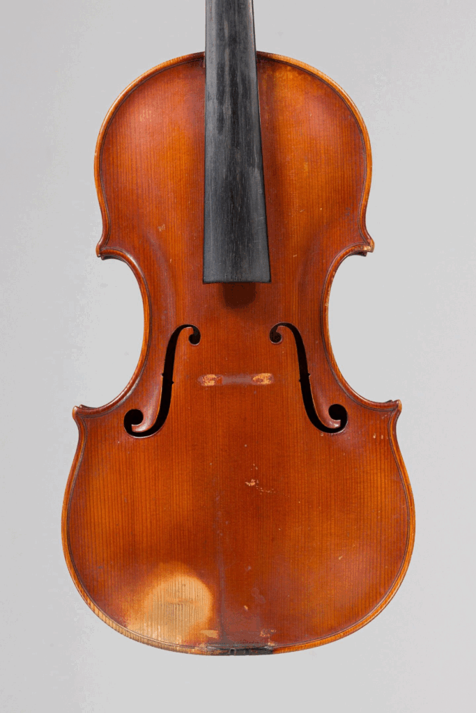 Violon Villaume Frères, fait à Mirecourt en 1929, numéroté 83. Instrument mis en vente par Vichy Enchères le 4 décembre 2024. © Vichy Enchères/C. Darbelet