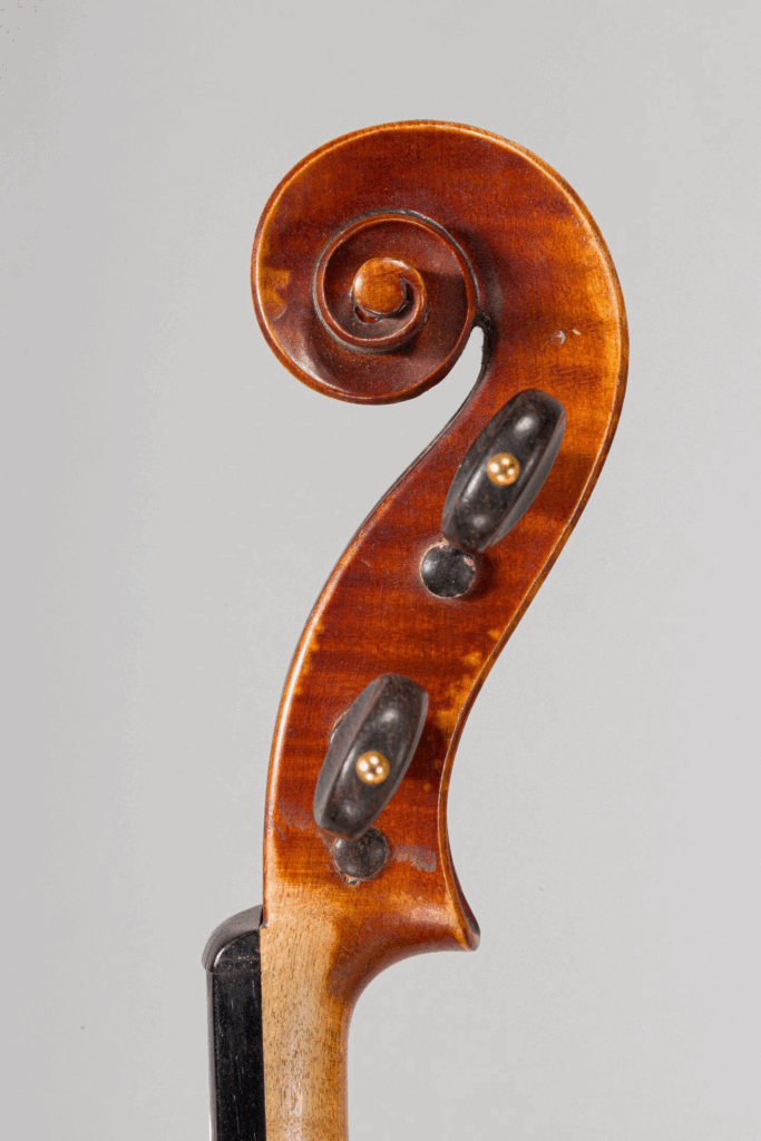 Violon Villaume Frères, fait à Mirecourt en 1929, numéroté 83. Instrument vendu par Vichy Enchères le 4 décembre 2024. © Vichy Enchères/C. Darbelet