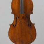 Violoncelle portant étiquette apocryphe de Gagliano, à la table et la tête probablement de Lorenzo Ventapane,. Instrument vendu par Vichy Enchères le 30 novembre 2023. © Vichy Enchères/C. Darbelet