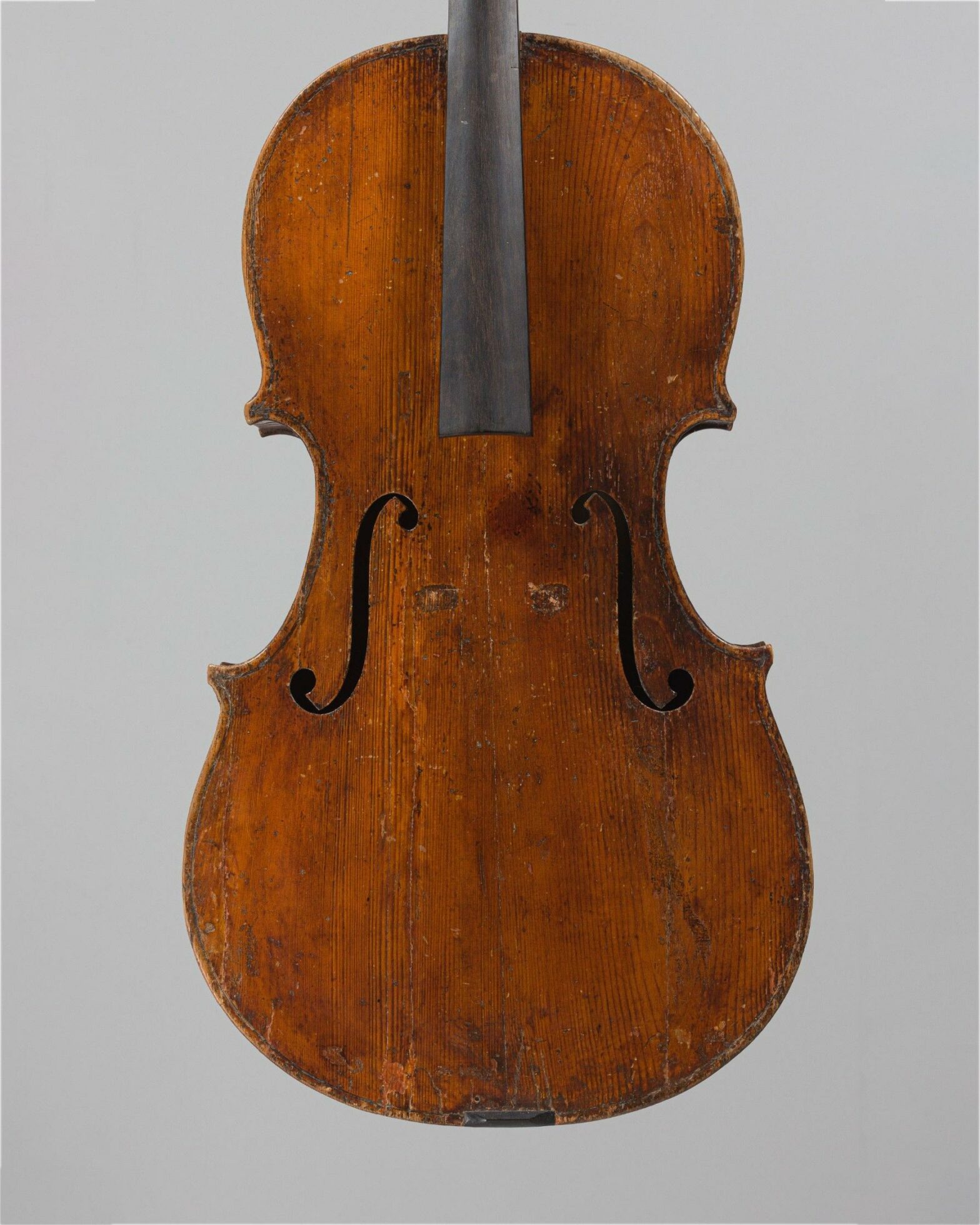 Violoncelle portant étiquette apocryphe de Gagliano, à la table et la tête probablement de Lorenzo Ventapane,. Instrument vendu par Vichy Enchères le 30 novembre 2023. © Vichy Enchères/C. Darbelet