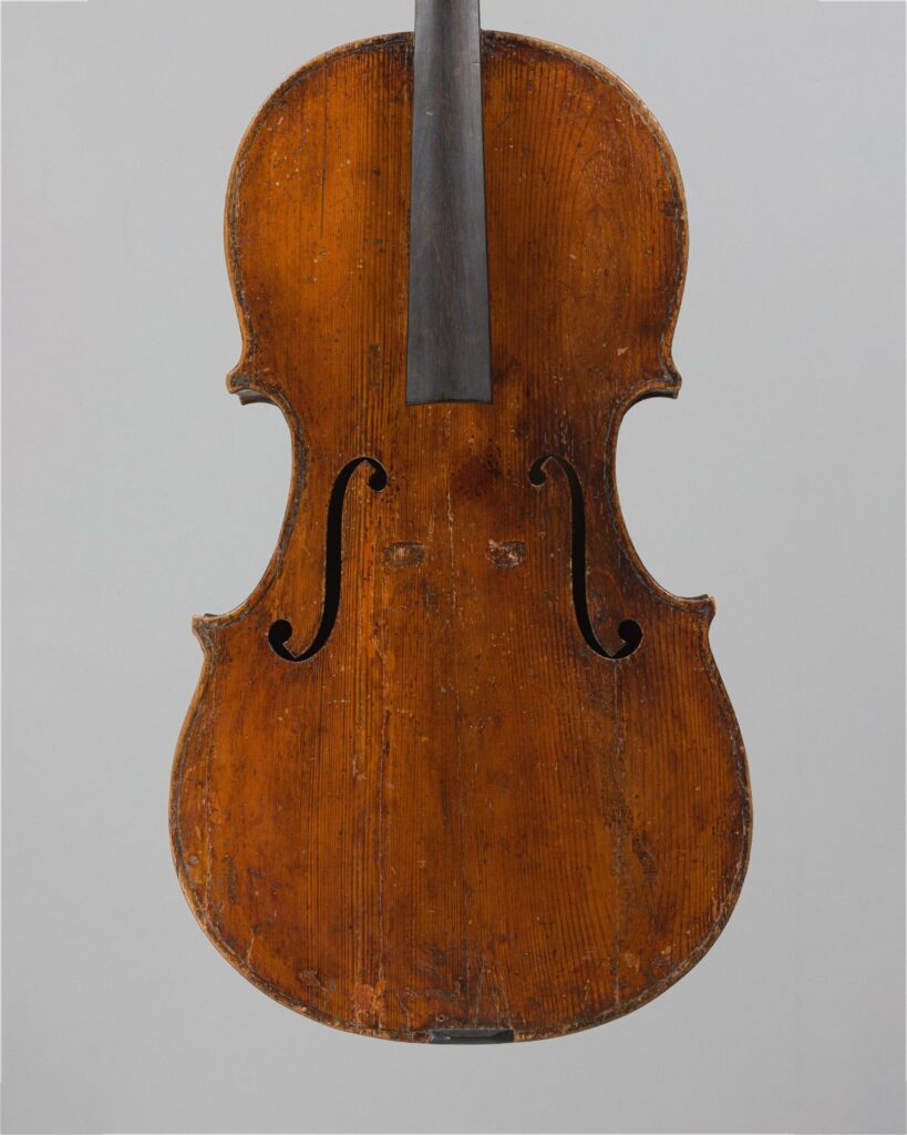 Violoncelle portant étiquette apocryphe de Gagliano, à la table et la tête probablement de Lorenzo Ventapane,. Instrument vendu par Vichy Enchères le 30 novembre 2023. © Vichy Enchères/C. Darbelet