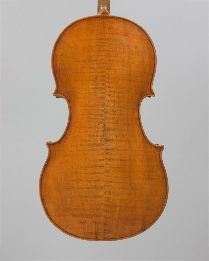 Violoncelle portant étiquette apocryphe de Gagliano, à la table et la tête probablement de Lorenzo Ventapane,. Instrument vendu par Vichy Enchères le 30 novembre 2023. © Vichy Enchères/C. Darbelet