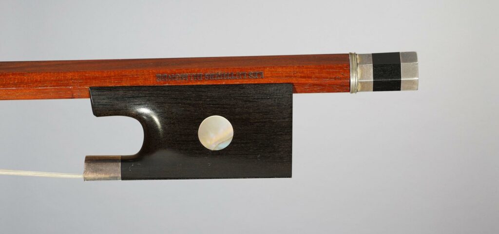 Archet de violon-alto, fait au profit de l'IPCI, signé S. Thomachot, Ch. Espey, N. Burke, K. Grünke et P.M. Siefried. instrument vendu par Vichy Enchères le 5 décembre 2018. © Vichy Enchères/C. Darbelet