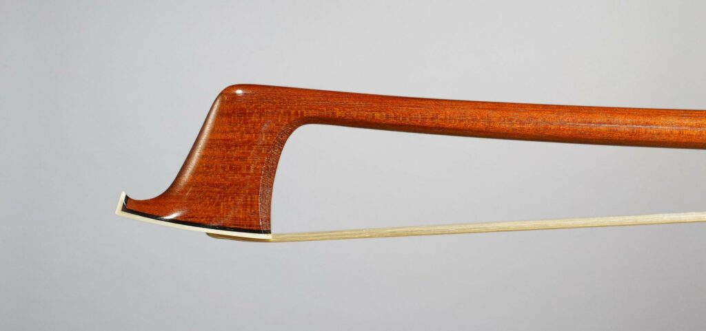 Archet de violon-alto, fait au profit de l'IPCI, signé S. Thomachot, Ch. Espey, N. Burke, K. Grünke et P.M. Siefried. instrument vendu par Vichy Enchères le 5 décembre 2018. © Vichy Enchères/C. Darbelet