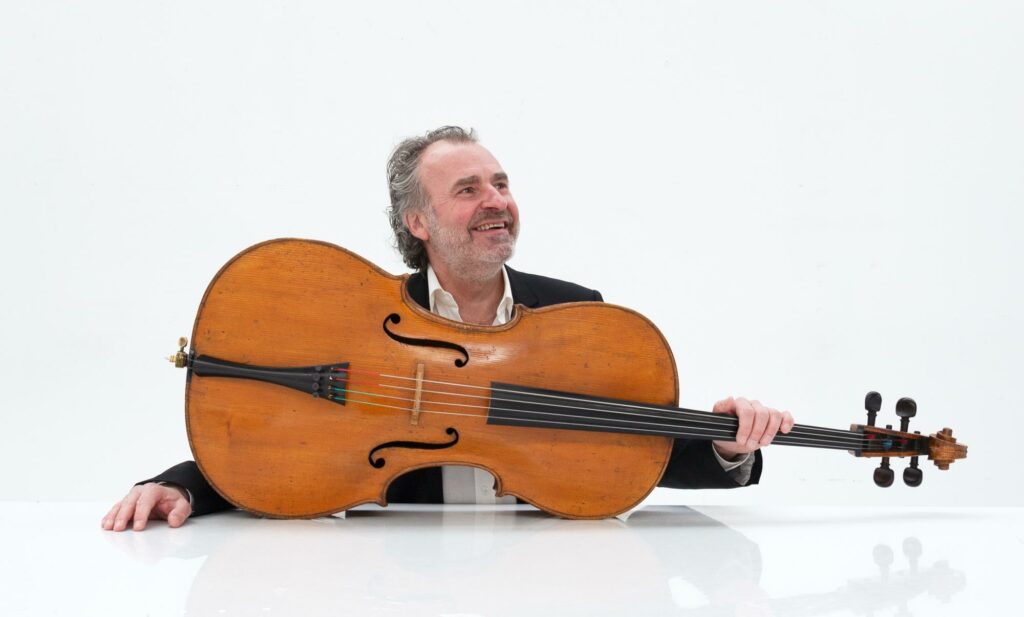 Karel Steyylarts et son violoncelle de Lorenzo Ventapane de 1834, accompagnateur au concours de la Reine Elisabeth.