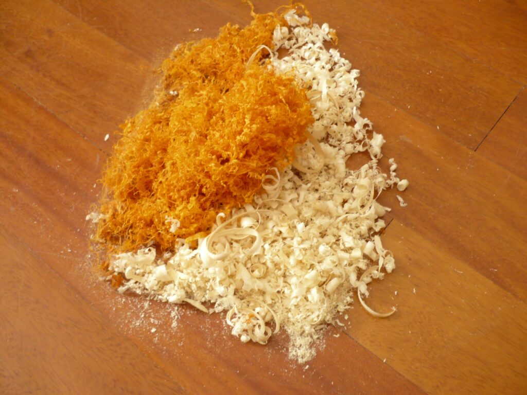 Copeaux d'érable et de pernambouc mêlés chez un luthier-archetier - Archives Pascal Camurat.