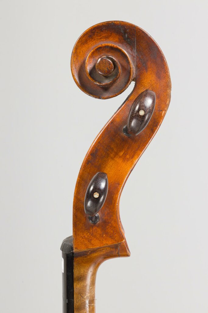 Violoncelle de Lorenzo Ventapane. Instrument mis en vente par Vichy Enchères le 4 décembre 2025. © Vichy Enchères/C. Darbelet