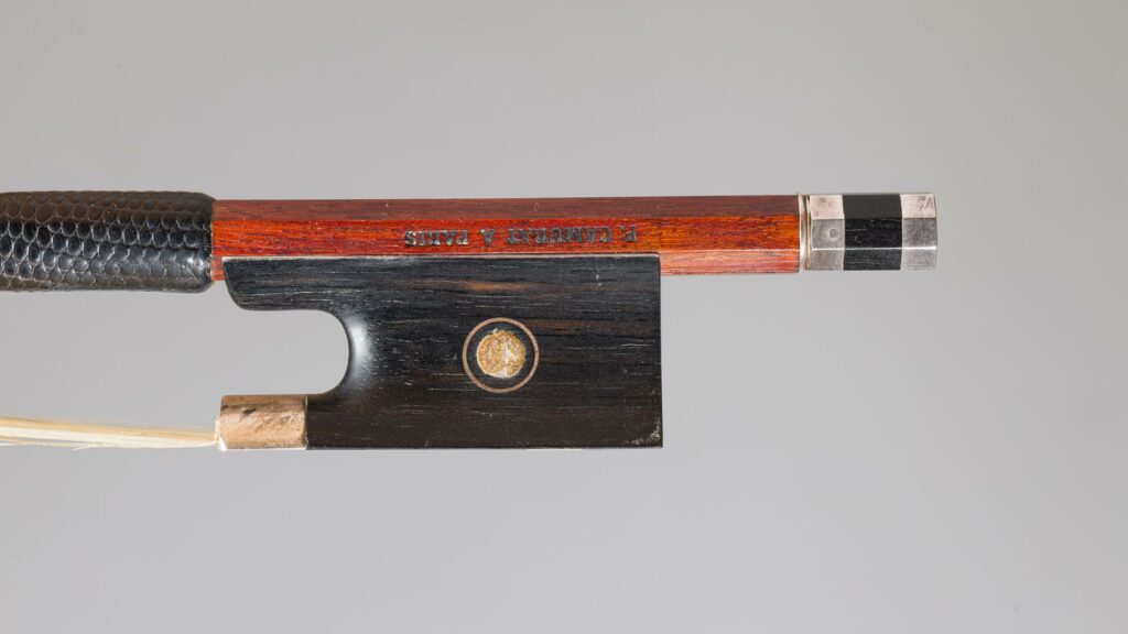 Pascal CAMURAT - archet de violon fait vers 2000.. Instrument mis en vente par Vichy Enchères le 4 décembre 2025. © Vichy Enchères/C. Darbelet