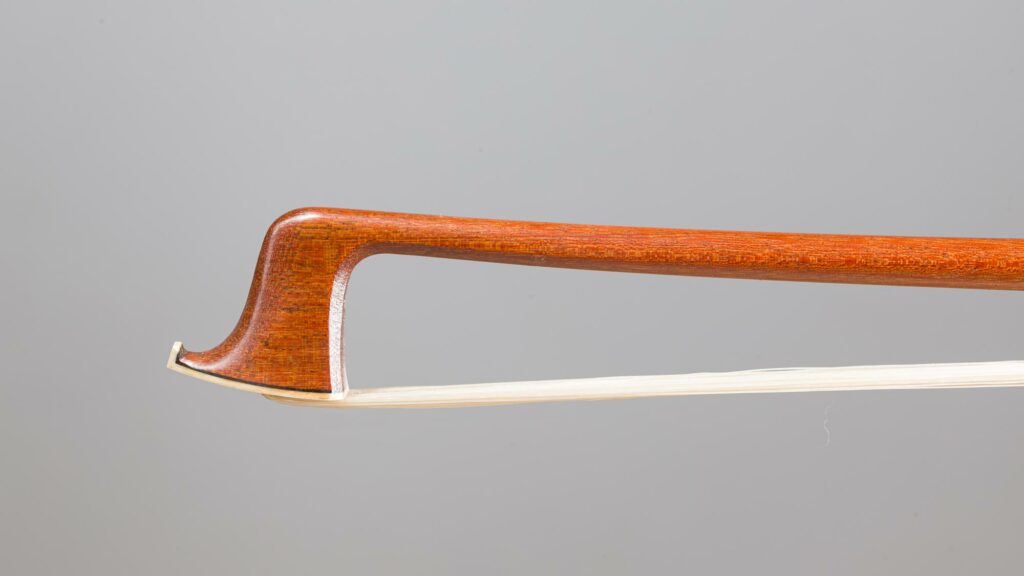 Pascal CAMURAT - archet de violon fait vers 2000.. Instrument mis en vente par Vichy Enchères le 4 décembre 2025. © Vichy Enchères/C. Darbelet