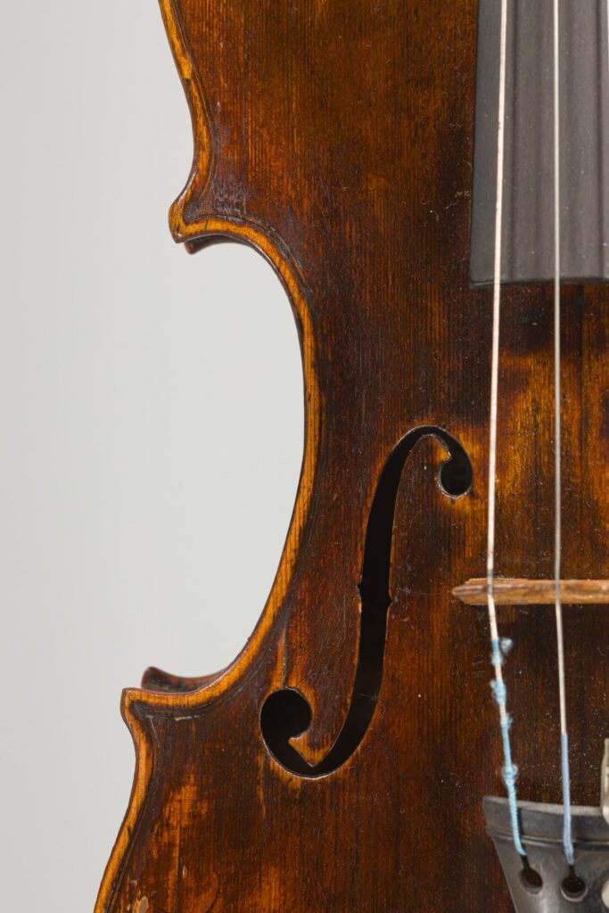Violon de Nicola MARCHIONI, dit Dom Nicola Amati, fait à Bologne vers 1730/1740. Instrument mis en vente par Vichy Enchères le 4 décembre 2025. © Vichy Enchères/C. Darbelet