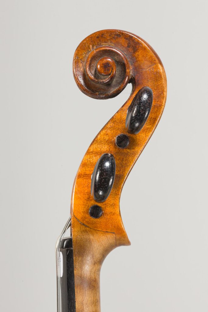 Violon de Nicola MARCHIONI, dit Dom Nicola Amati, fait à Bologne vers 1730/1740. Instrument mis en vente par Vichy Enchères le 4 décembre 2025. © Vichy Enchères/C. Darbelet