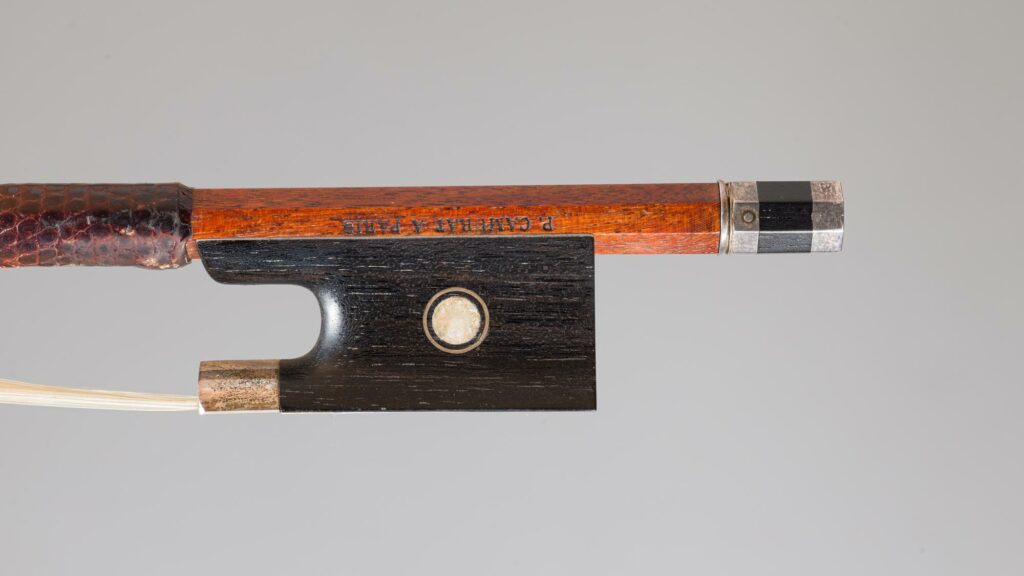 Pascal CAMURAT - archet de violon fait vers 1995.. Instrument mis en vente par Vichy Enchères le 4 décembre 2025. © Vichy Enchères/C. Darbelet