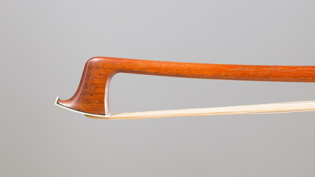 Pascal CAMURAT - archet de violon fait vers 1995.. Instrument mis en vente par Vichy Enchères le 4 décembre 2025. © Vichy Enchères/C. Darbelet